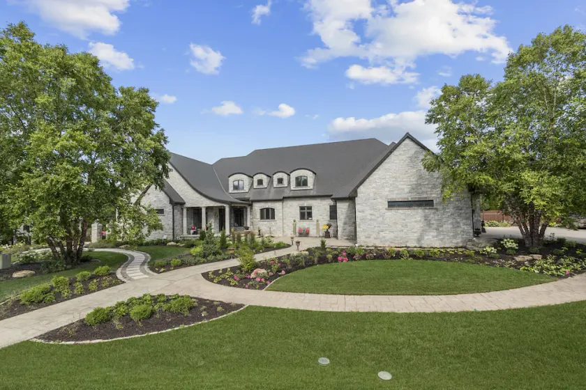 Centrally located Fox Valley estate in sought-after Neenah - Image 1