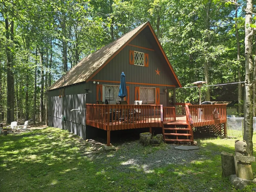 Cozy Comfort, AC, Wi-Fi, TV, Deck, BBQ, 4min walk to pool, close to water park - Image 1