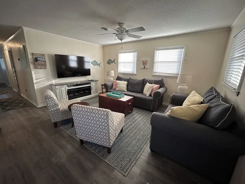 Location! 3 bed/2bath Five min walk to beach! Linens & towels included! - Image 1