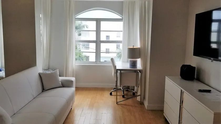 SOBE CENTRAL BEACH PAD --- EMPLACEMENT SPACIEUX-VALEUR-PRIME - Image 1