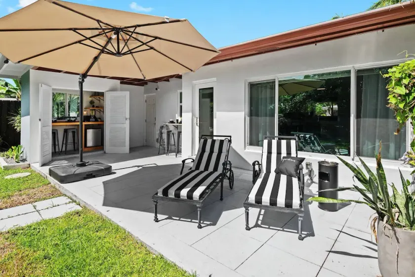 Charming Florida Oasis with Private Yard, Backyard Bar & Near Vibrant Hotspots - Image 1