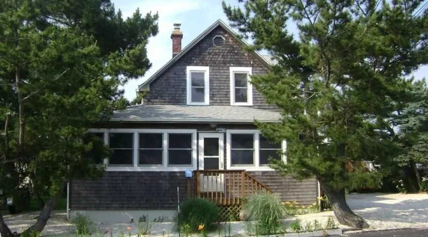 Beautiful 5 Bedroom Victorian Home - 3rd House from Ocean - Image 1