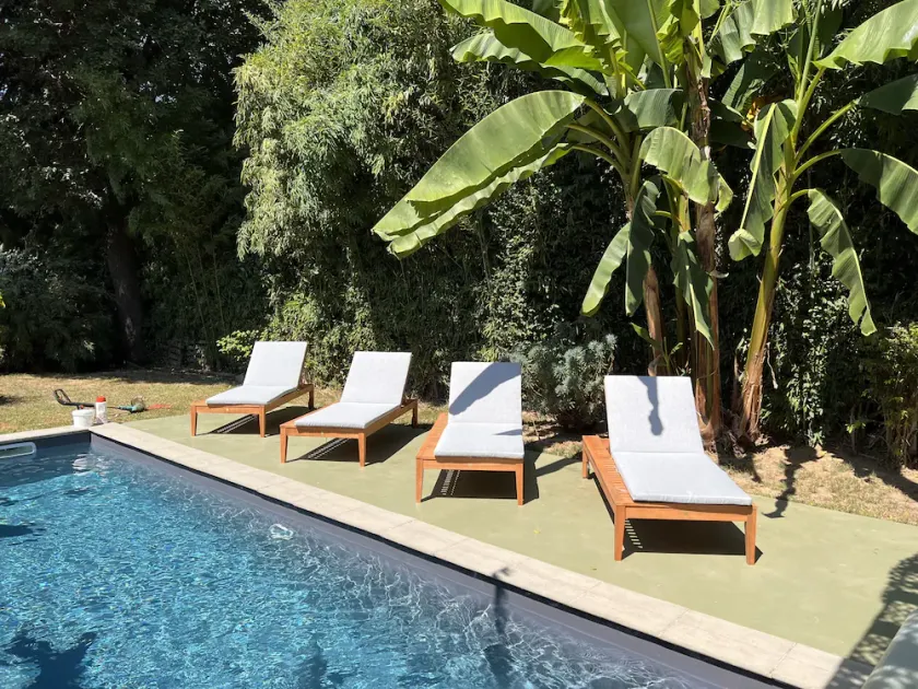 Contemporary house with pool close to beaches and shops - Image 1