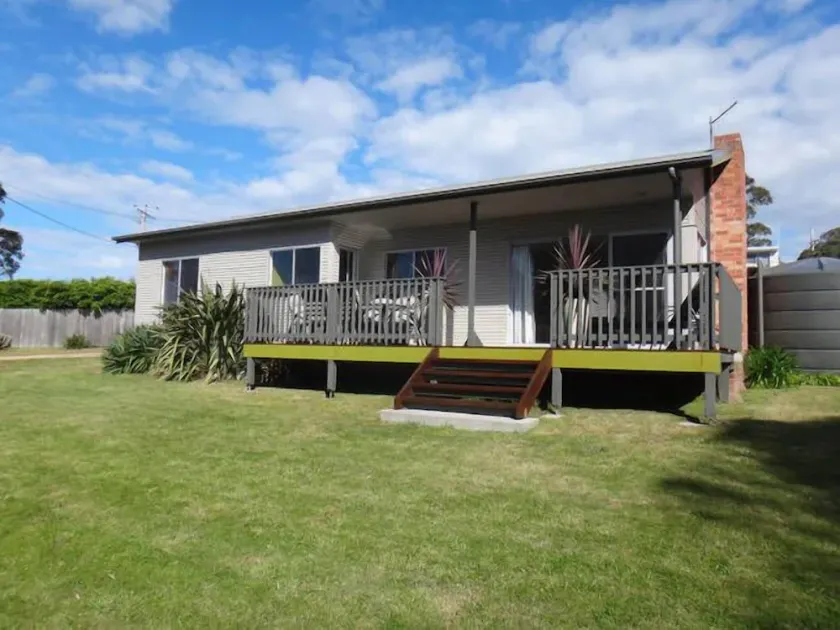 Binalong Beach House - Image 1