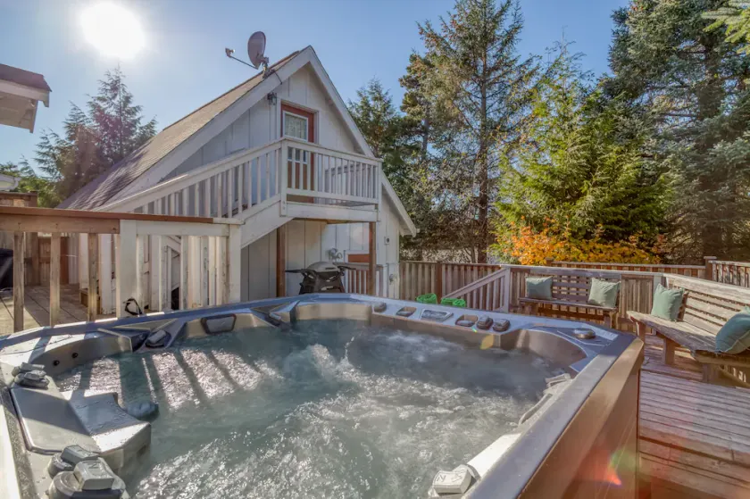 Hot Tub, WIFI, Gas BBQ, 9 sovepladser med Loftet, indhegnet baggård, brand Pit, Pet Friendly! - Image 1