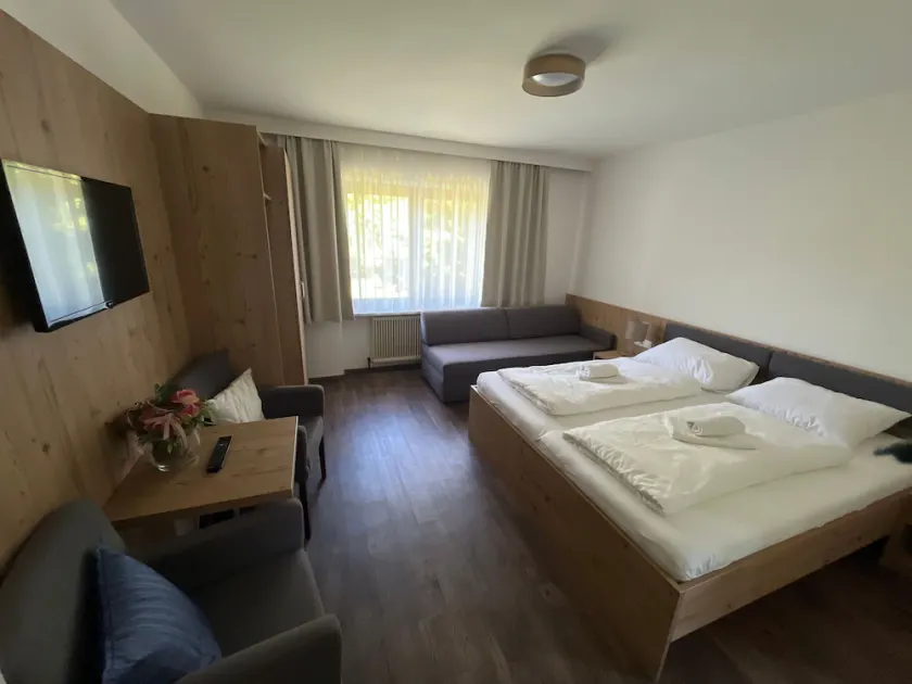 Room 06 / 3bed without balcony - Pension Alpina - Image 1