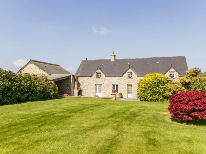 Spacious house with enclosed garden near Cherbourg - Image 1