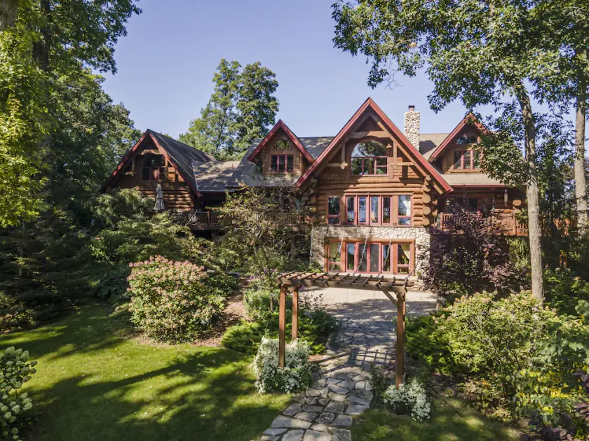 Log Cabin Mansion fronting Strawberry and Bass Lake with large oversized suites. - Image 1