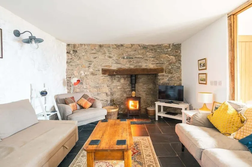 St Davids Hideaway with Roll-top Bath & Log Burner - Image 1
