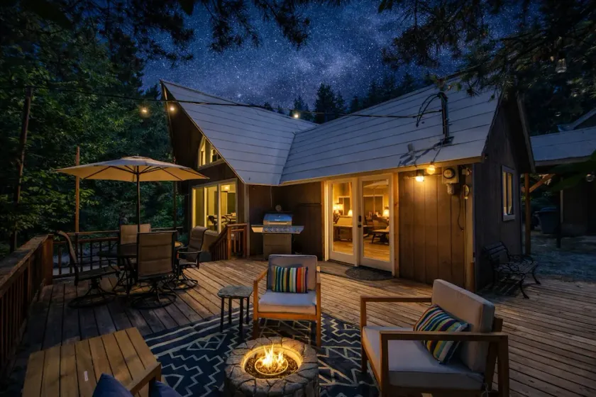 Trobele 3 Bedroom Home by NW Comfy Cabins by RedAwning - Image 1