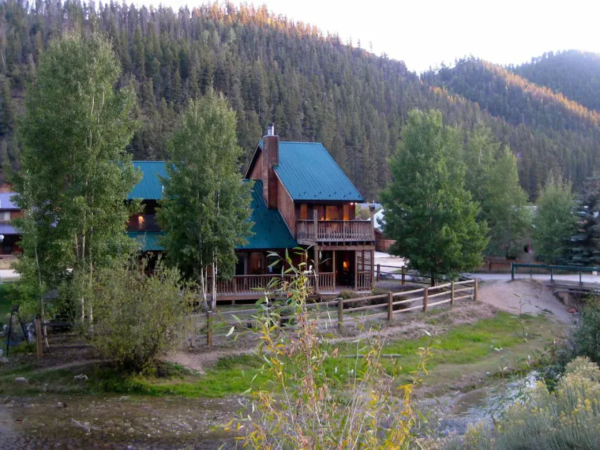 Lucky River Retreat - WiFi - On the River - Fireplace - Grill - Washer - Dryer - Image 1