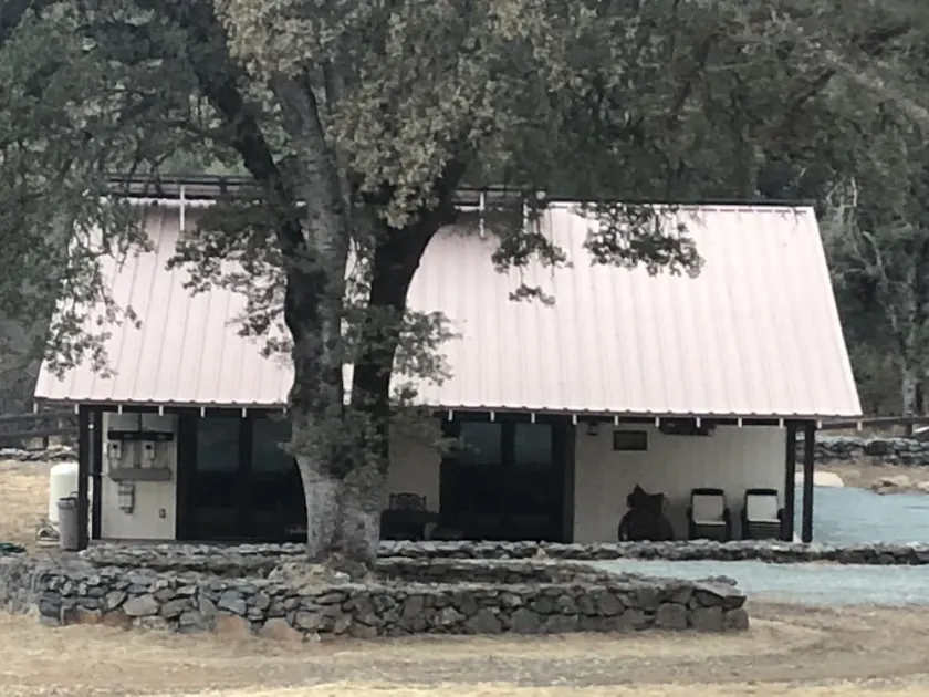Malerisk, rustikke bunkhouse på 65 hektar hest ranch. - Image 1
