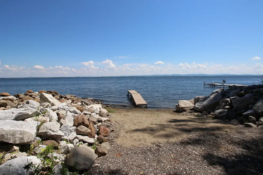 Escapade au bord du lac près de la plage et du parc privés, mise à l'eau et quai à proximité - Image 1