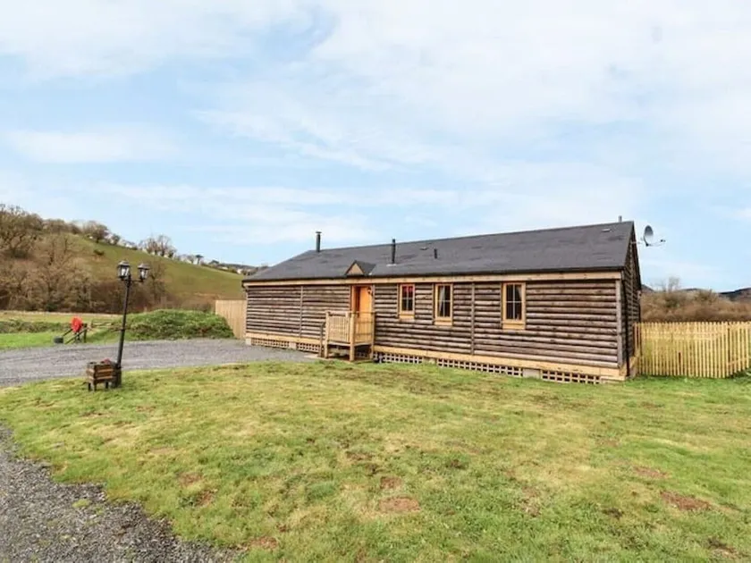 Alpaca-6 berth, dog friendly cabin with hot tub - Image 1