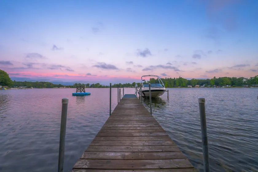 Lake House-Beach-Kayaks-Lake View - Image 1