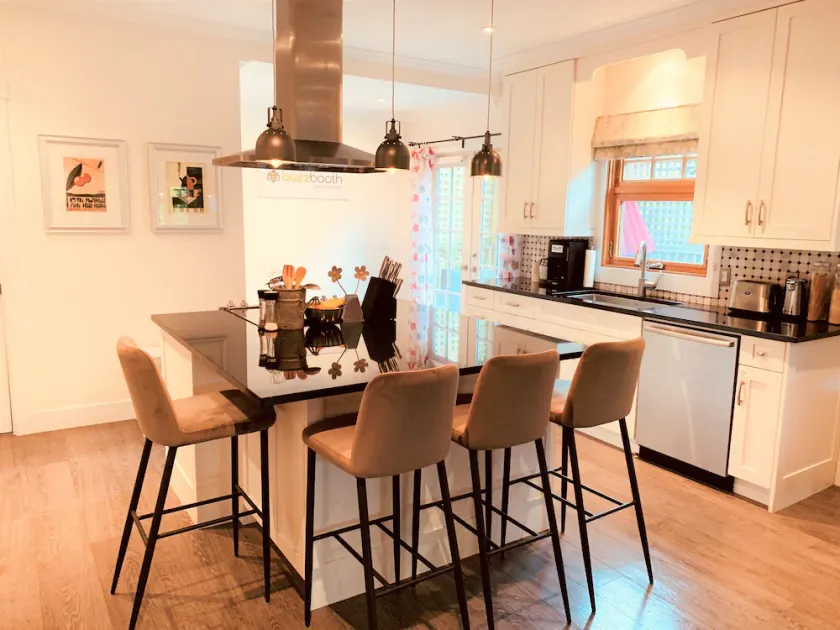 Beautiful Kitsilano 3 Bedroom, 2.5 Bath Vancouver Near the Ocean - Image 1
