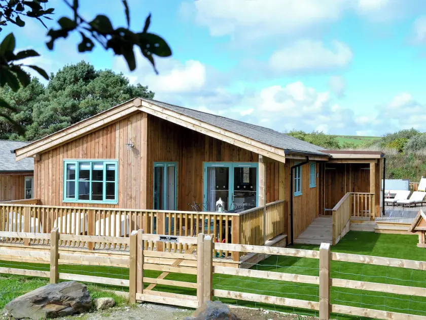 Eagle Owl Lodge-Ukc3770 - Image 1