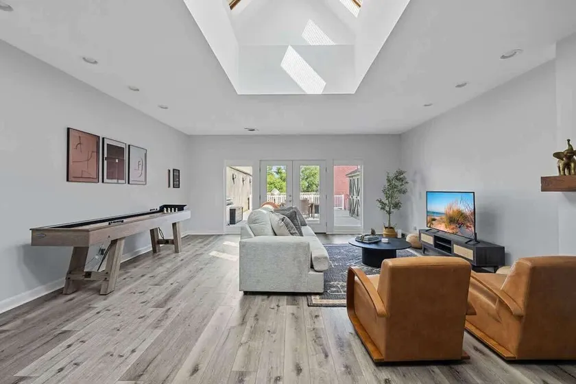 Juniper Presents: Upscale Loft Walkable to Beach, Culture & Cuisine - Image 1