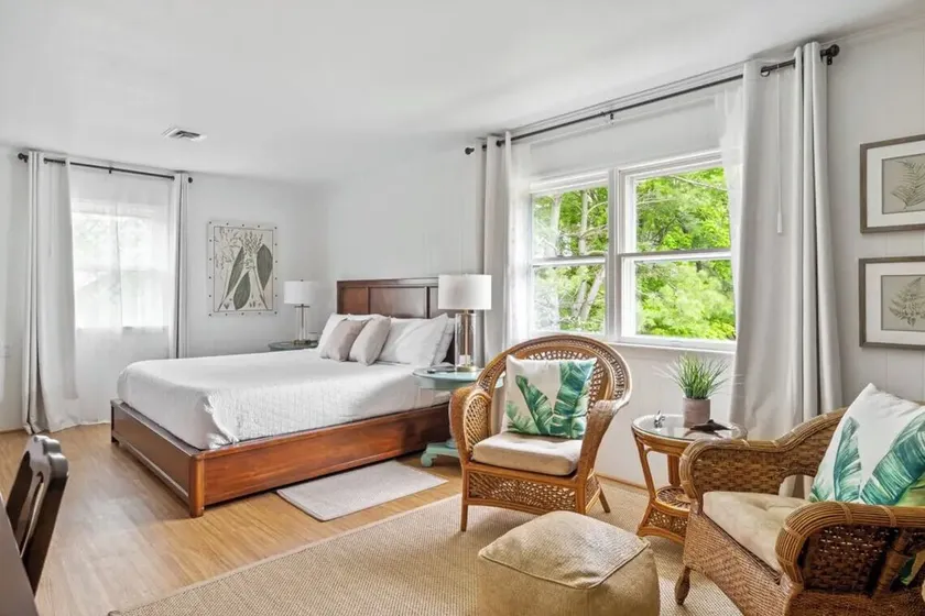 Palm Tree Room — Elegant British Colonial Luxury with Spacious Comfort - Image 1