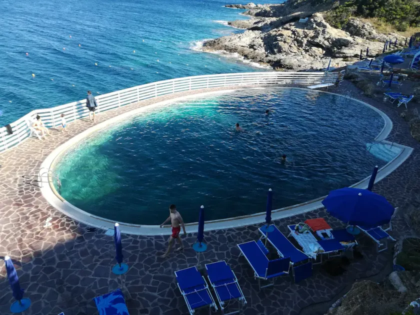 4-værelses lejlighed i Capo D'Arco-området med direkte adgang til havet - Image 1