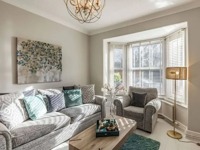 Cathedral Quarter House with free Secure Driveway Parking for 2 Cars - Image 1