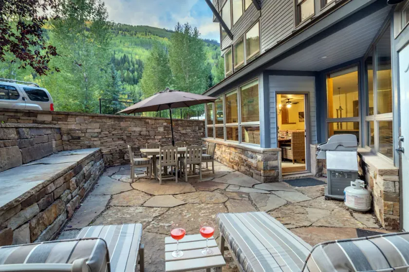Grand condo confortable sur 1 niveau, patio en pierre spacieux, à 5 min de ski - Image 1