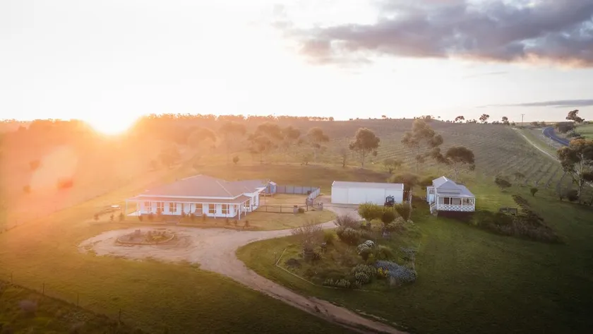 The Farmhouse At Harry Scotts Vineyard. The Views! - Image 1