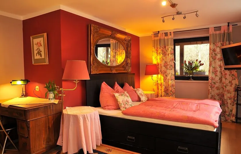 Charming Apartment with Mountain View - Image 1