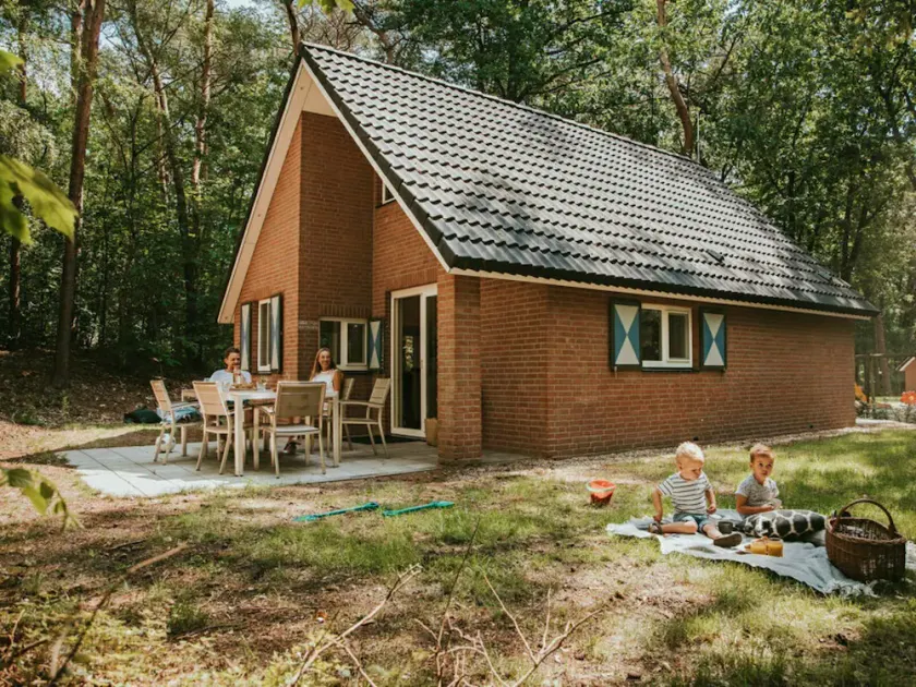 Charming 6-person bungalow, suitable for all seasons. - Image 1