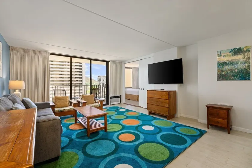 Spacious 14th Floor Corner Suite, Partial Diamond Head and Ocean Views, FREE Parking! - Image 1