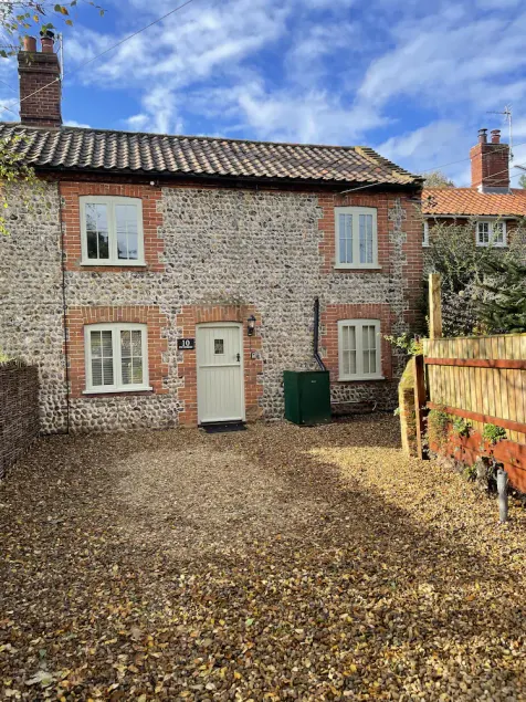 Character Cottage near the coast. Close to The Gunton Arms and Suffield Arms. - Image 1