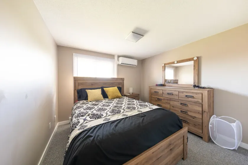 4 BR Executive Town home, Indoor Pool, close to shopping, restaurants, and parks - Image 1