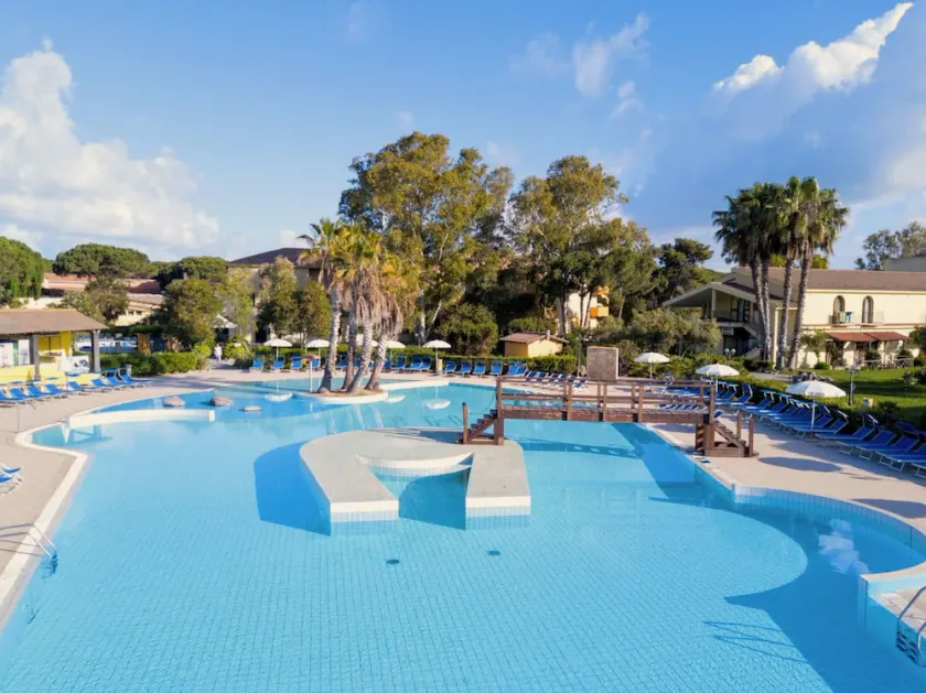 Hotel Ribot with pool in Arborea - Image 1