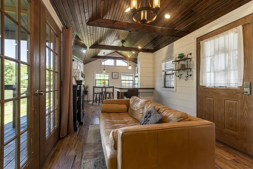 Upscale Cabin w/ Beach Near Lake of Egypt - Image 1