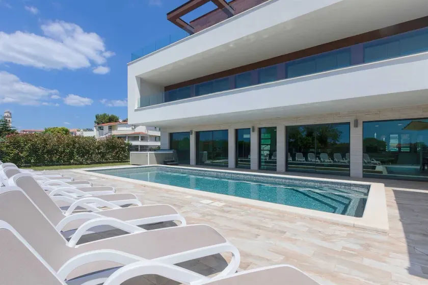 New modern 5-BR villa with pool, indoor wellness, close to beach - Image 1