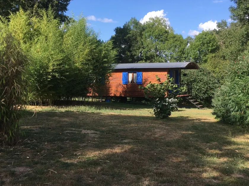 Charming Neapolitan caravan Peyrat La Nonière on estate with Château pond - Image 1