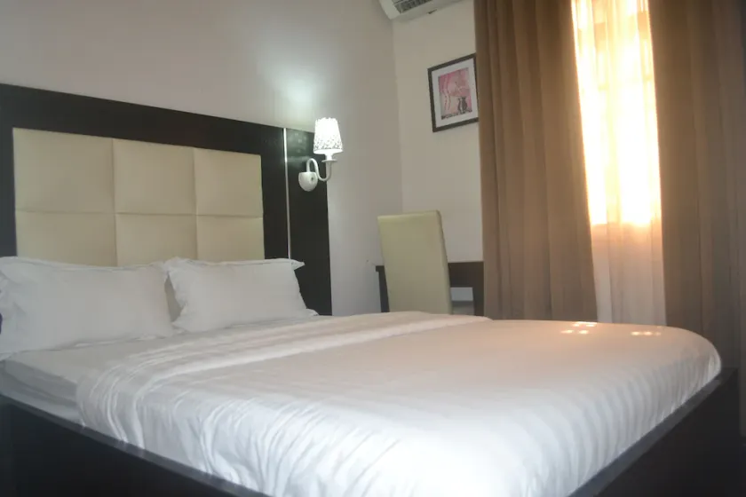 Mac Dove Lounge & Suites - Image 1