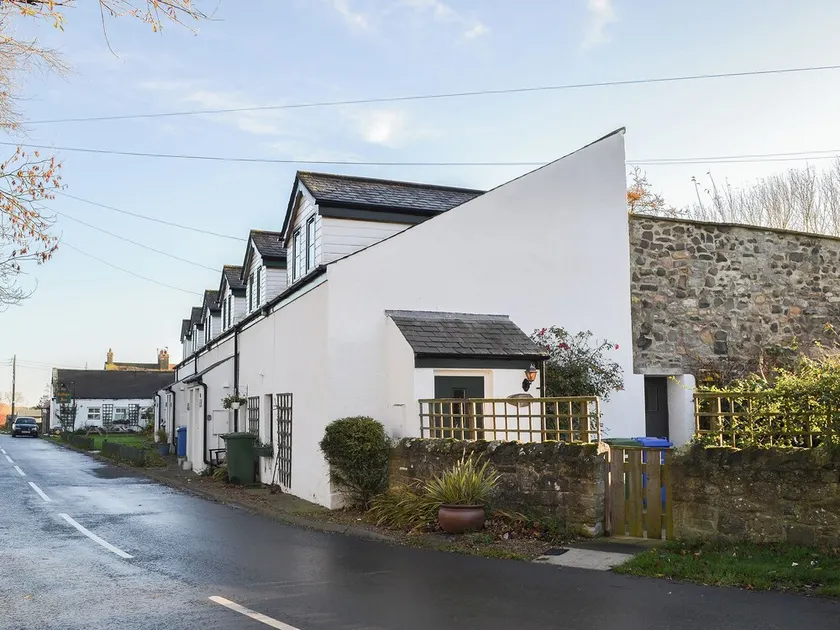 Cosy end of terrace accommodation situated right on the heritage coastline. - Image 1