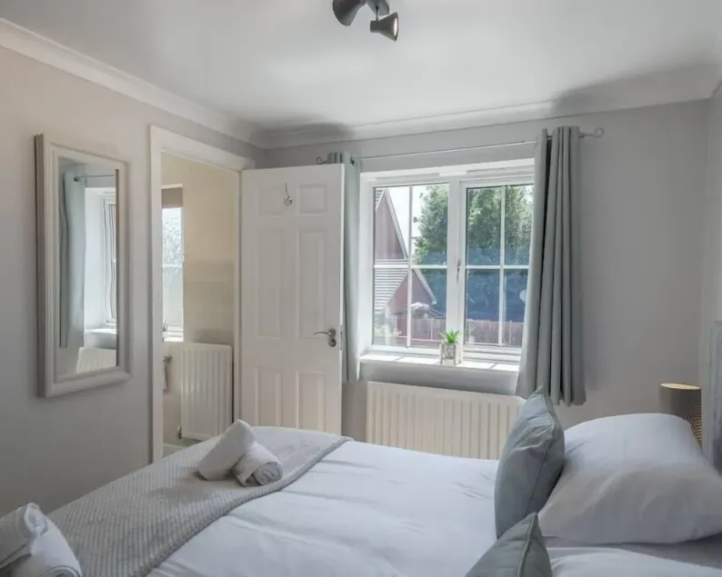 \"Ginger and Gold Haven\" – Peaceful Retreat with Free Parking, Garden, and Super King Bed - Image 1