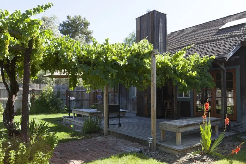 Discover Los Olivos charm, just steps to great restaurants and wine tasting. - Image 1