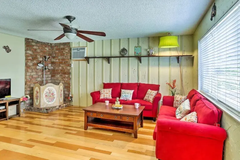 Hidden Charm- 3 bed-2 Bath, Pool & Game room - Image 1