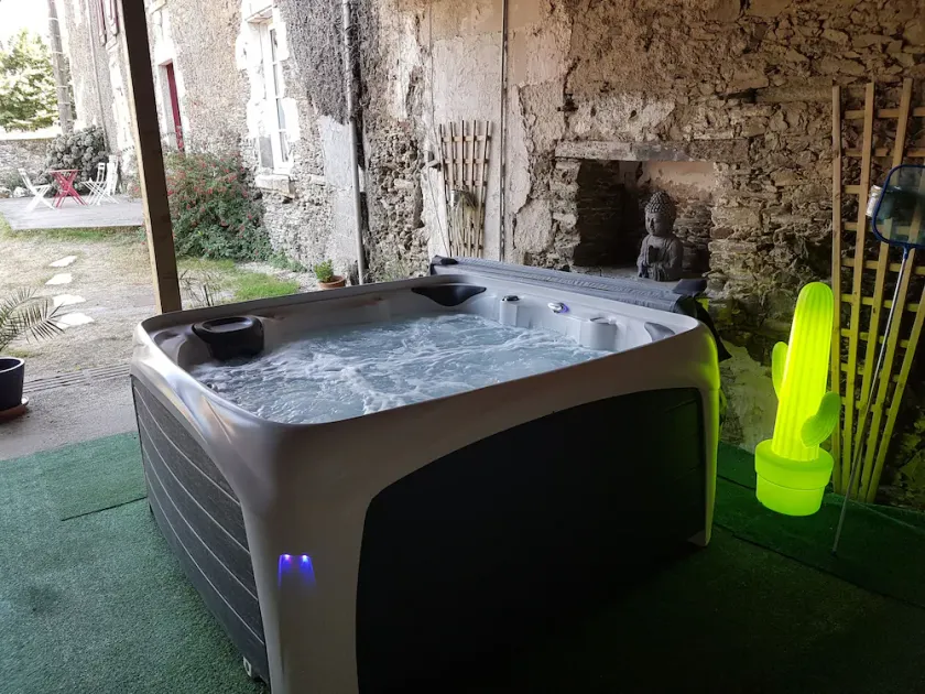 Logis de L'Ogrie ligger mellem Puy-du-Fou (35min) og Vouvant, klassificeret landsby - Image 1