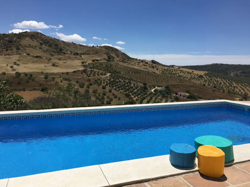 Cadre exceptionnel, vues sensationnelles, terrasses de piscine privée et WIFI partout. - Image 1