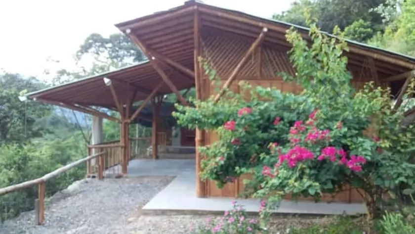 Romantic 2-bedroom cabin across from Puente de Occidente - Image 1