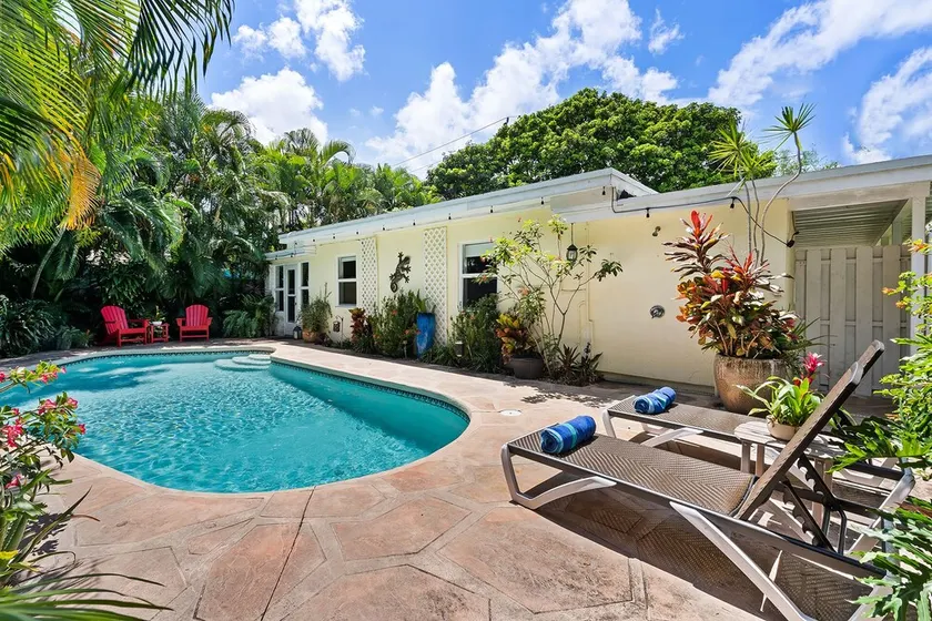 Heated Pool Bungalow Retreat, Charming, Cozy Stay Near Beaches, Dining & Shops! - Image 1