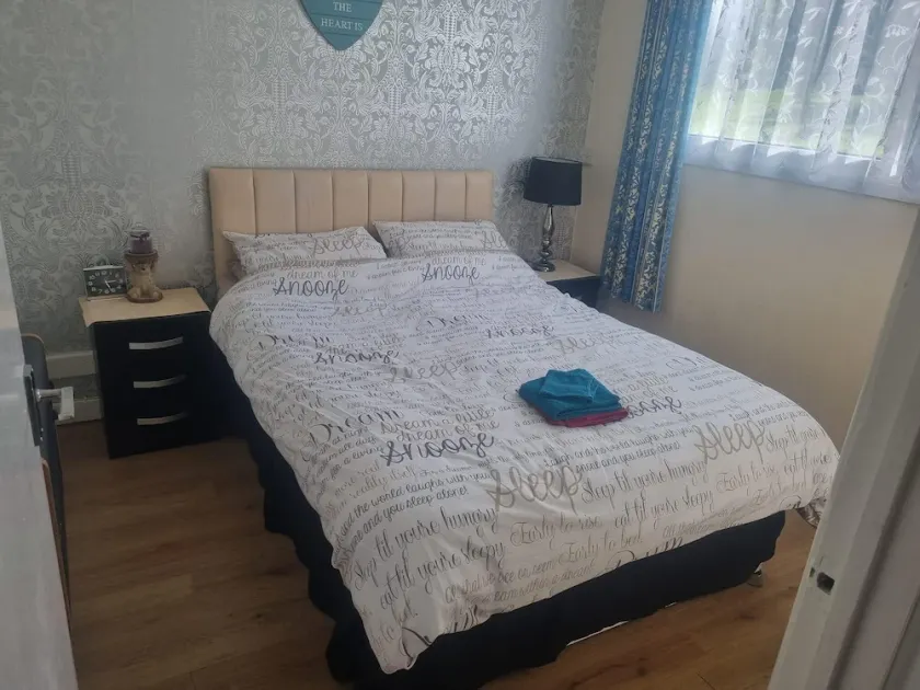 Villa Sleeps 4 with Free Parking - Image 1