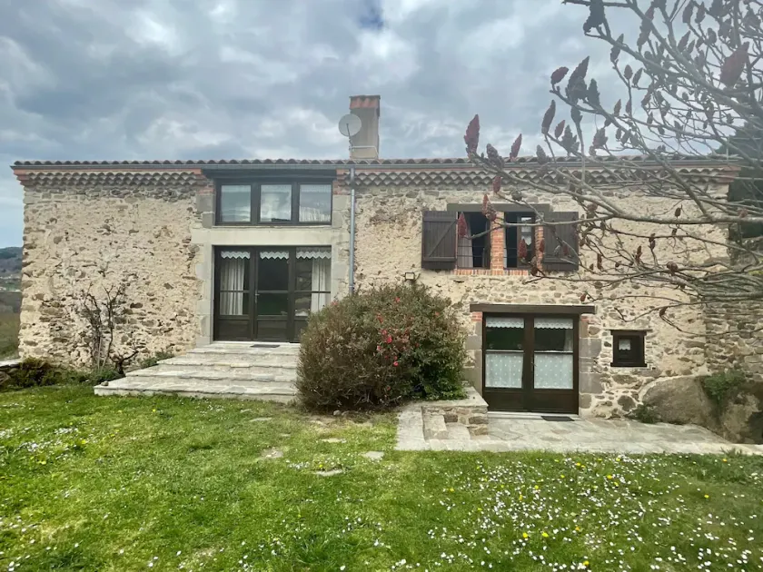 Restored farmhouse, 3 bedrooms, fireplace - Image 1