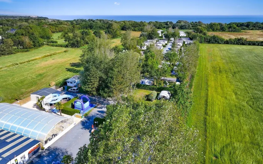15 min à pied d'Omaha Beach | Camping 3* | Piscine - Image 1