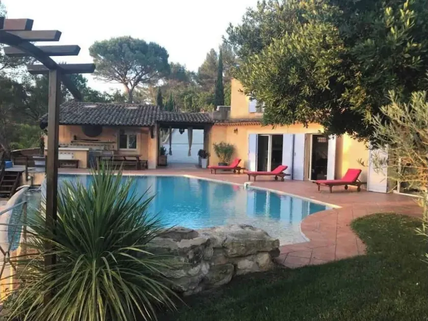 Provencal villa in a peaceful setting - Image 1