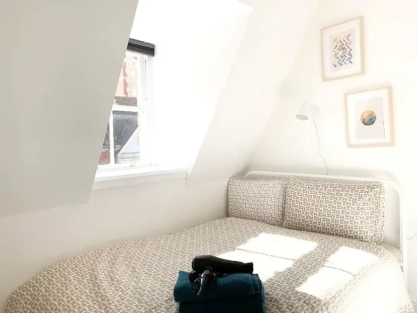 GORGEOUS 2 BED FLAT NEAR MERCURE HOTEL-ENTIRE FLAT - Image 1